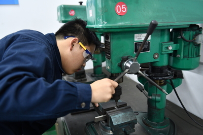 AHK不僅是一場考試--我校舉行AHK機(jī)電一體化工畢業(yè)考試1