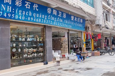 云南這個縣有個批發市場:招牌上都寫著越南文,有的連中文都沒寫